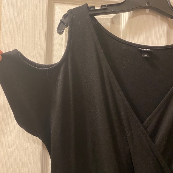 Long black cold-shoulder dress - Picture 2 of 4